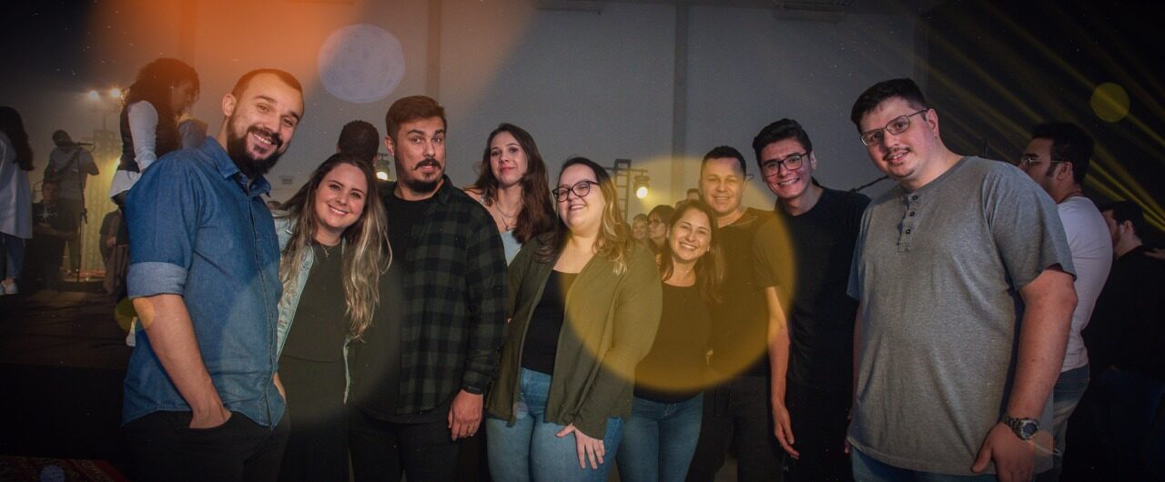 Grupo de irmãos sorrindo na igreja