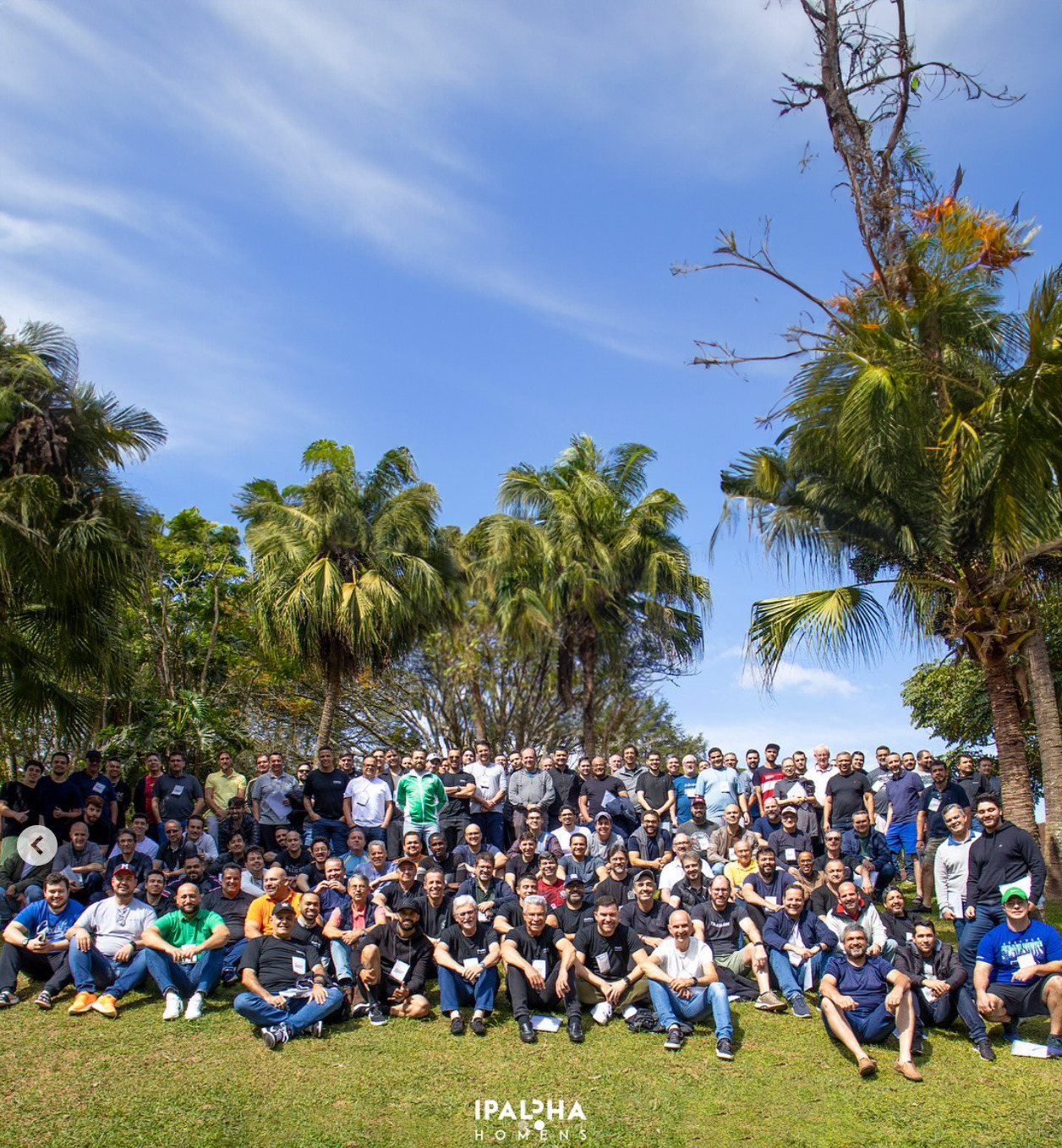 Grupo de homens ao ar livre